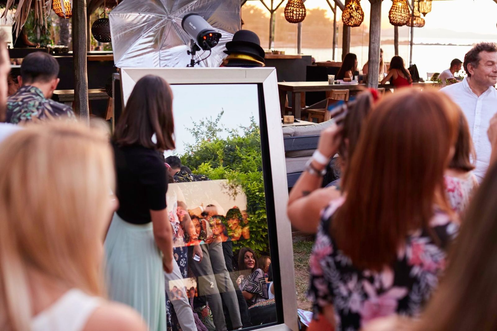 Mirror photobooth σε βραδινή εκδήλωση δίπλα στη θάλασσα